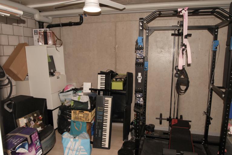 Kellerraum mit Fitnessgeräten und Lagerung