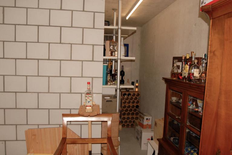 Kellerraum mit Bar- und Stauraumbereich