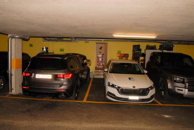 Tiefgarage mit geparkten Fahrzeugen