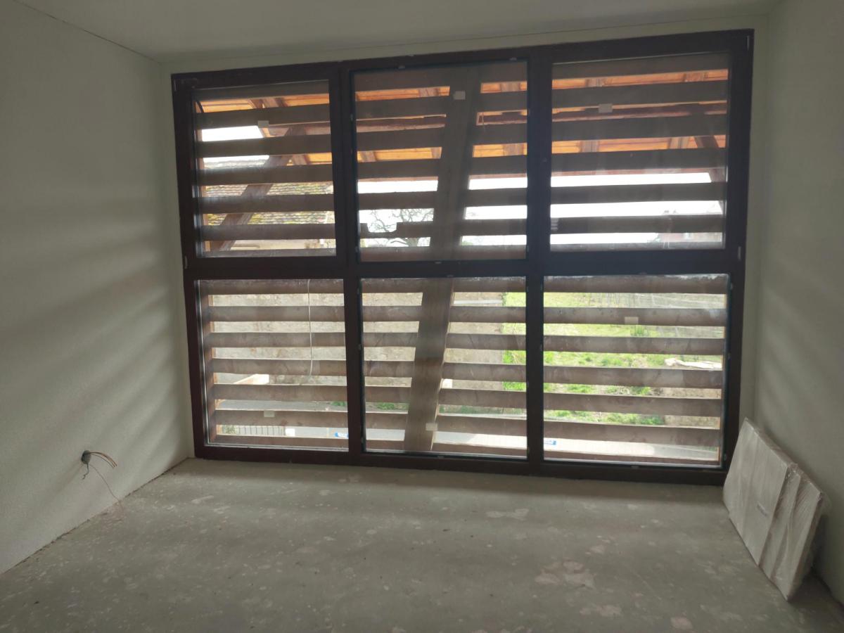 Unfertiger Innenraum mit großem Fenster