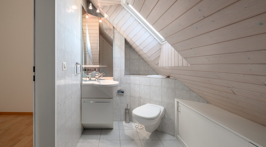 Dachgeschoss-Bad mit WC