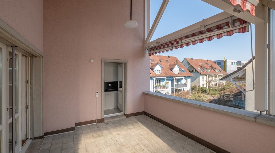 Überdachter Balkon mit Blick auf Nachbarhäuser