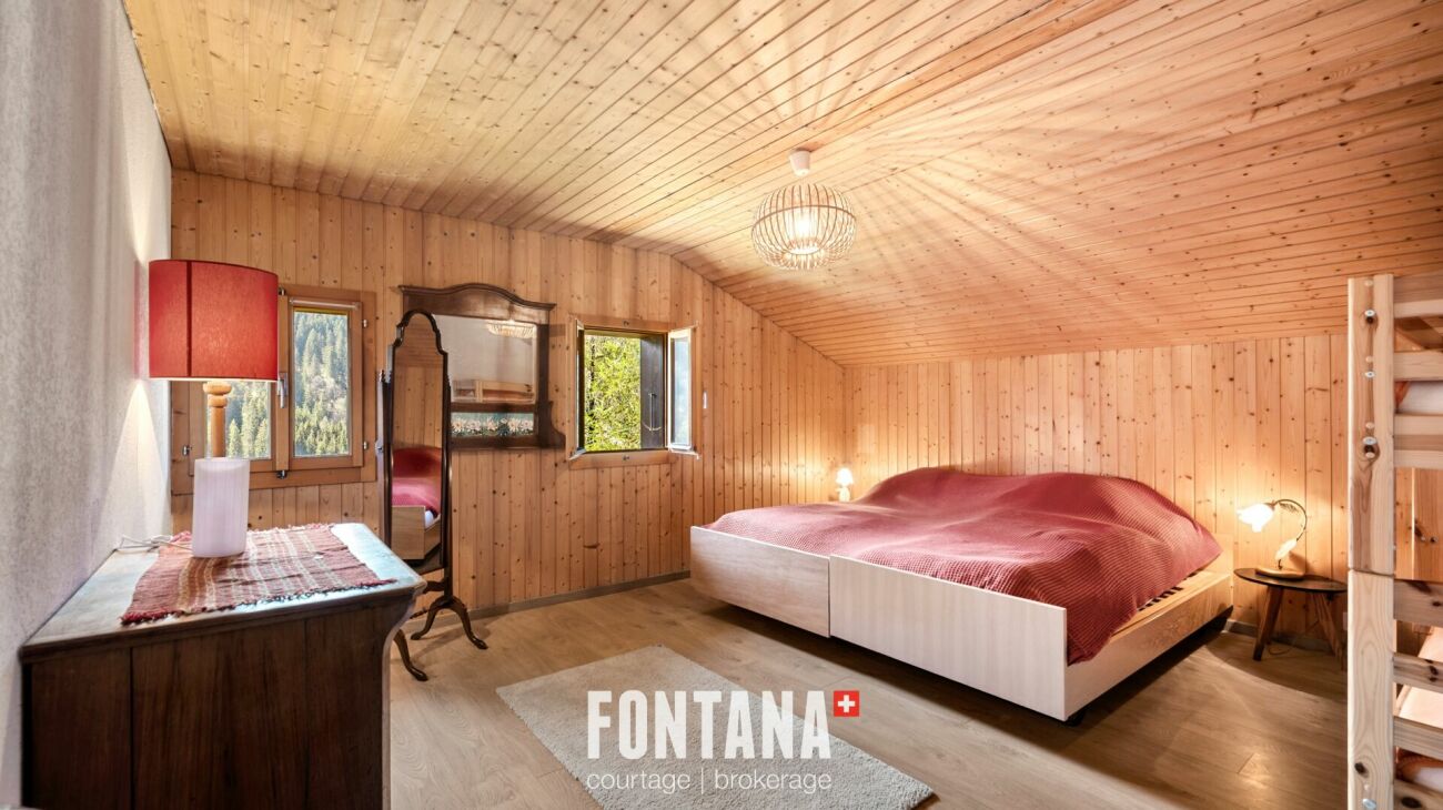 Rustikales Schlafzimmer mit Holzverkleidung
