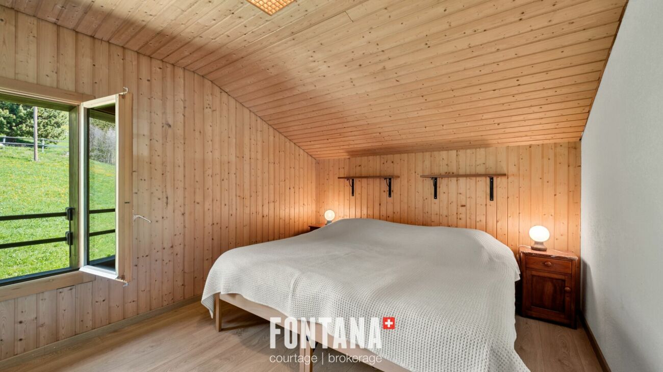 Holzvertäuschtes Schlafzimmer mit Ausblick ins Grüne