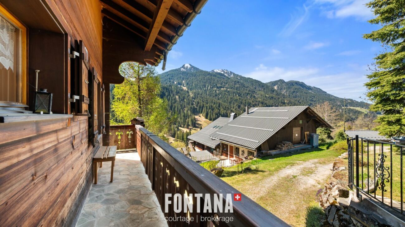 Alpen-Balkon mit Bergblick
