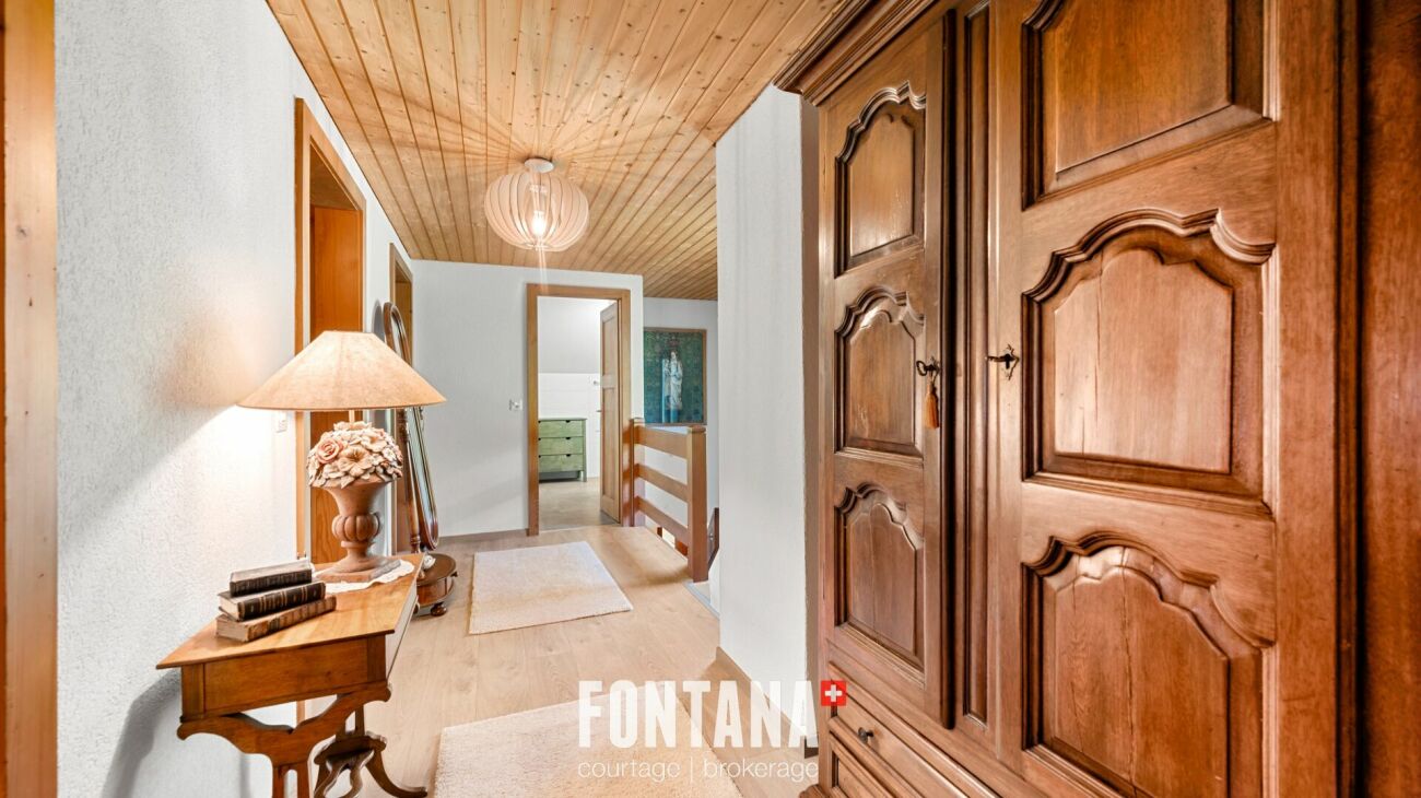 Flur mit Holzvertäfelung und klassischem Schrank