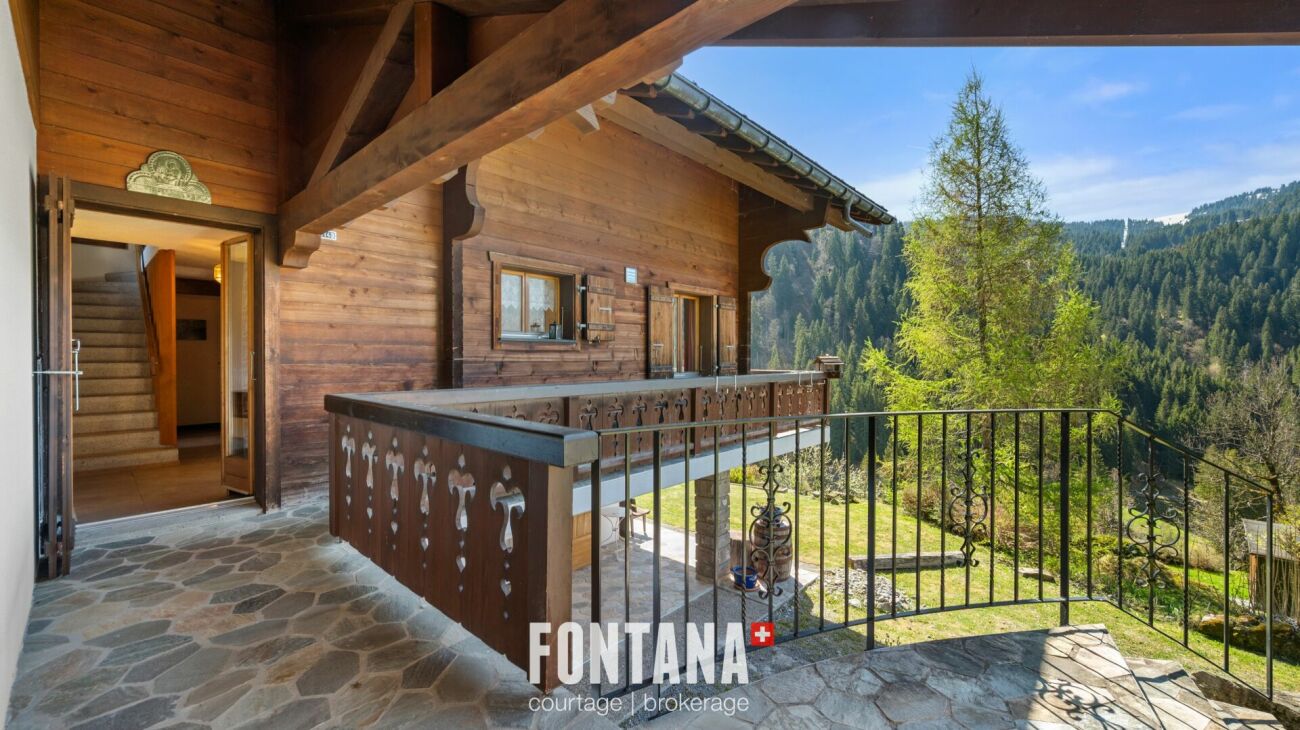Holzbalkon mit Bergblick
