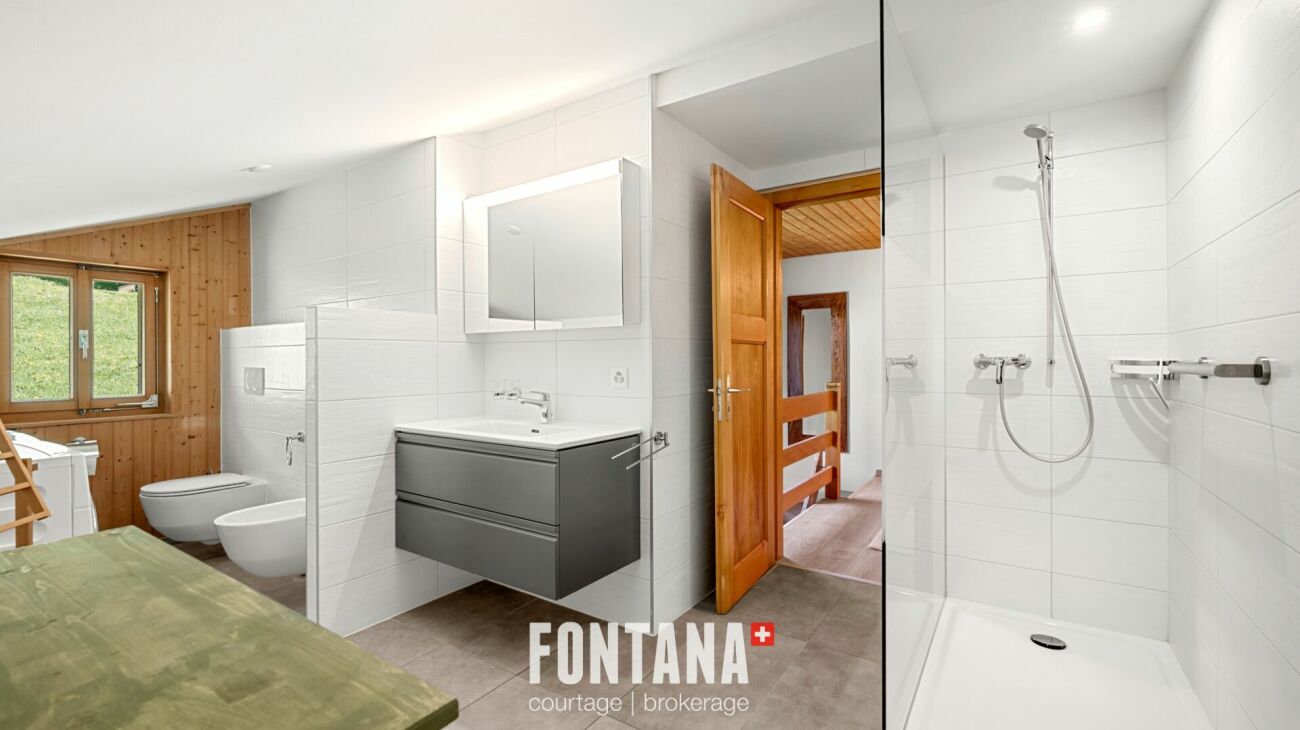 Modernes Badezimmer mit Dusche und Doppelwaschbecken