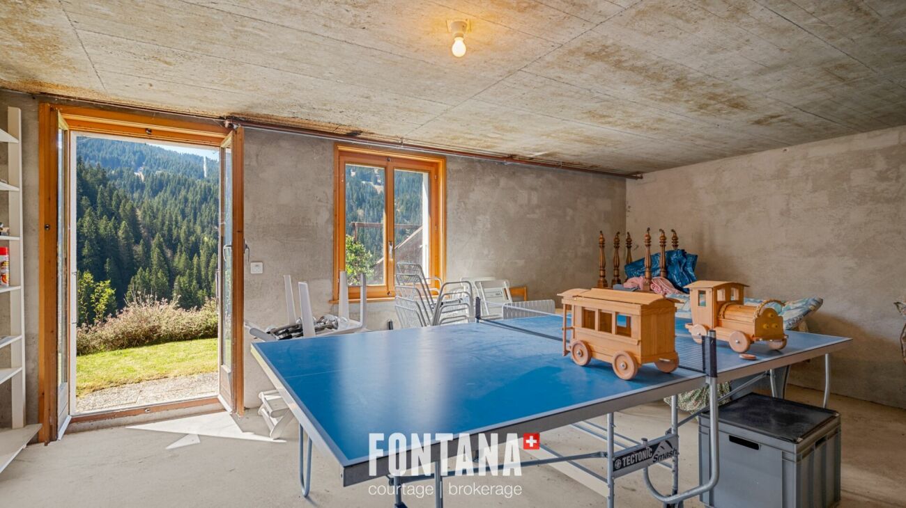 Kellerraum mit Tischtennisplatte