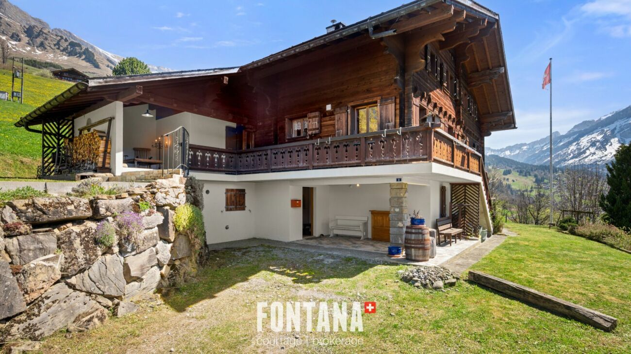 Alpenchalet mit Holzfassade und Bergblick