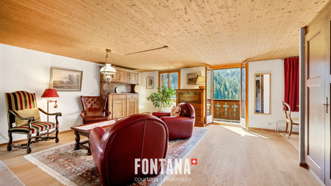 Gemütliches Wohnzimmer mit Balkonblick