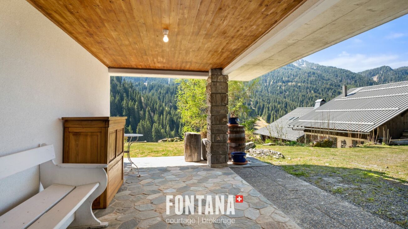 Überdachte Bergterrasse mit Ausblick