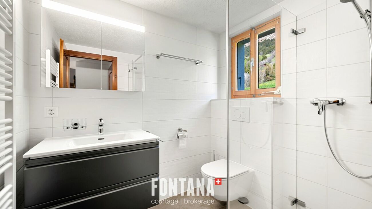 Modernes Badezimmer mit Dusche und Waschtisch