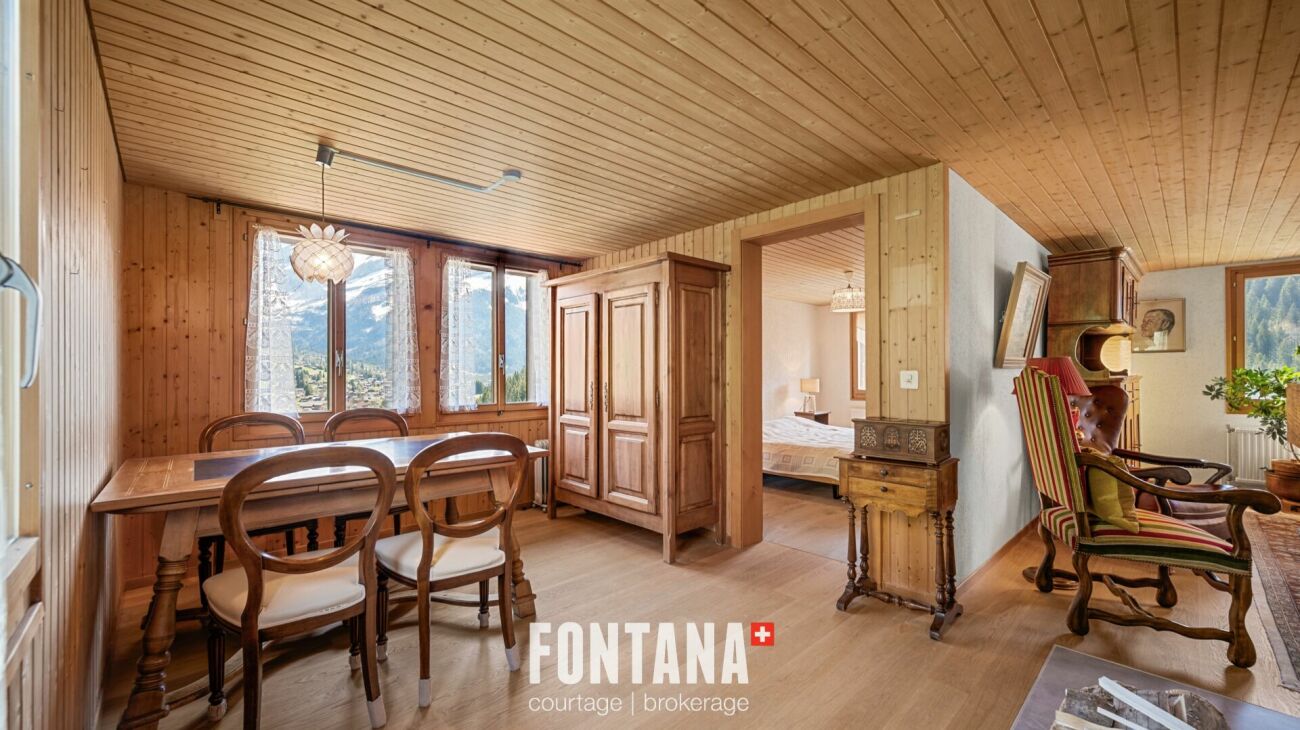 Gemütliches Holzinterieur mit Bergblick