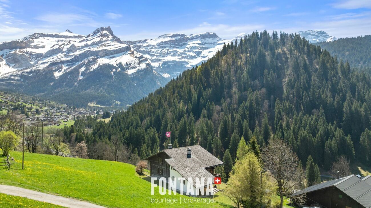 Alpenpanorama mit Chalet