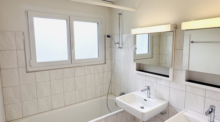 Badezimmer mit Wanne und Doppelwaschtisch