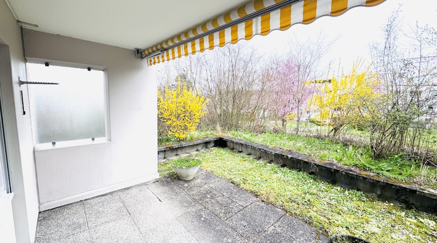 Überdachte Terrasse mit Gartenblick