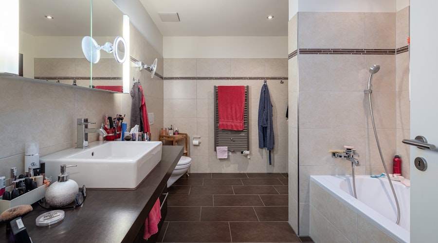 Modernes Badezimmer mit Doppelwaschbecken und Badewanne