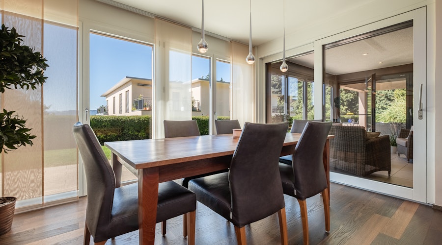Essbereich mit Glasfront und Gartenblick