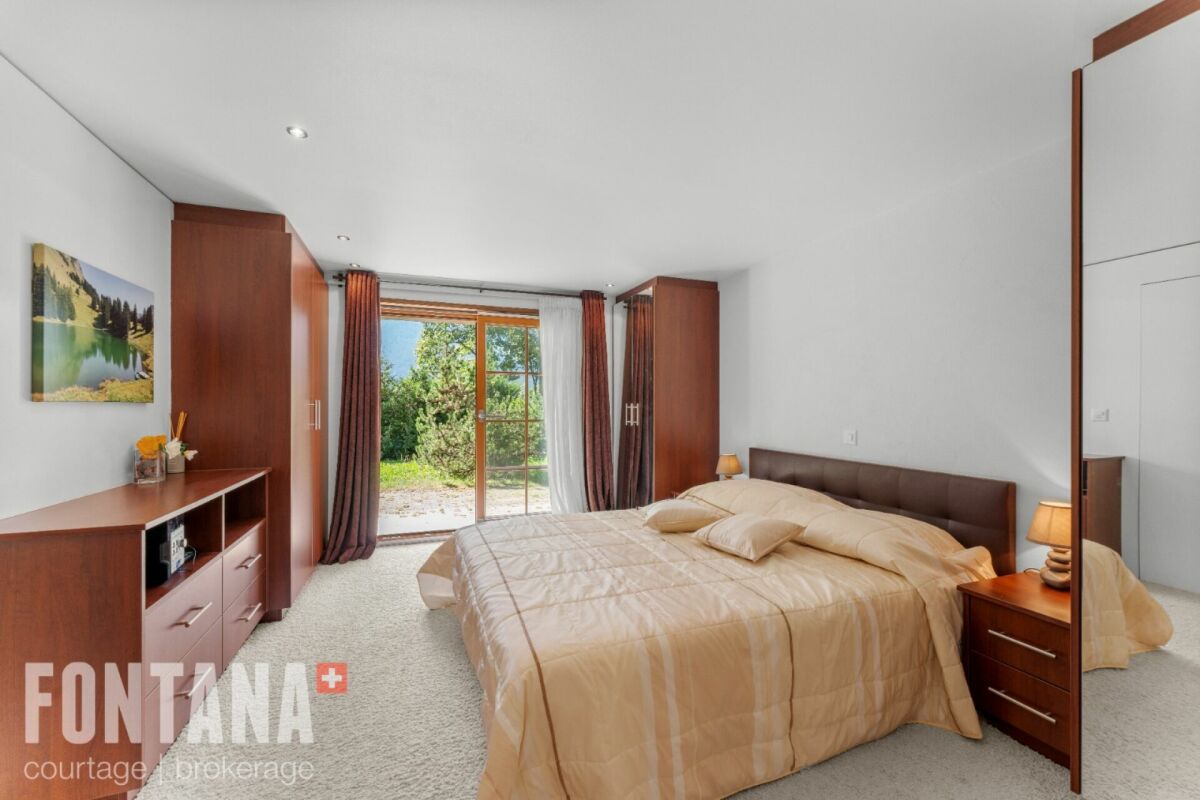 Helles Schlafzimmer mit Balkon- oder Gartenzugang