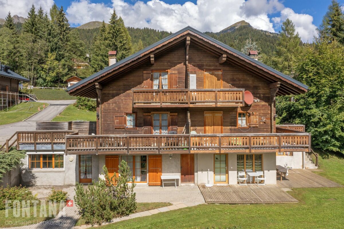 Almhüttenartige Bergaussicht mit Holzfassade