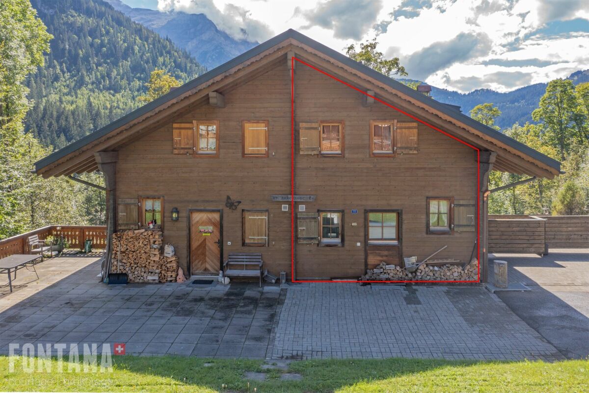 Alpenhütte mit Holzbalkon
