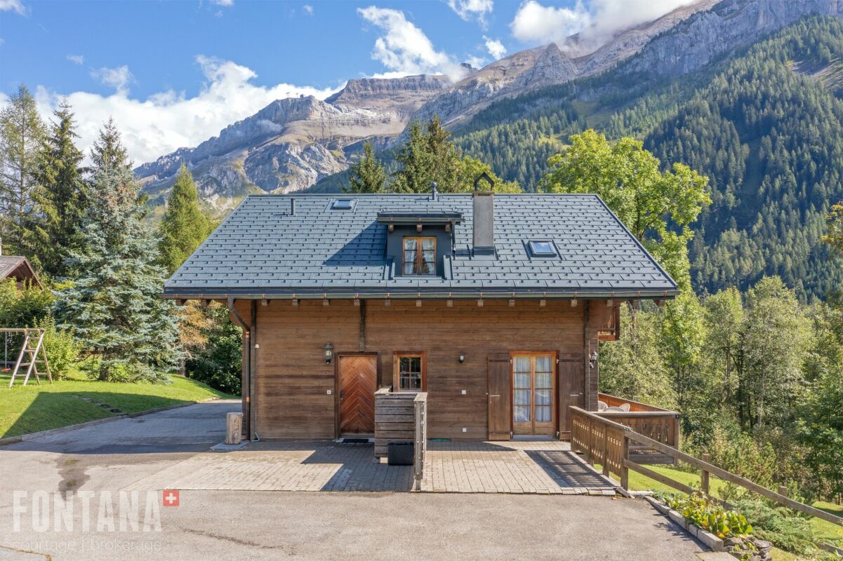 Berghaus mit Holzfassade und Schieferdach