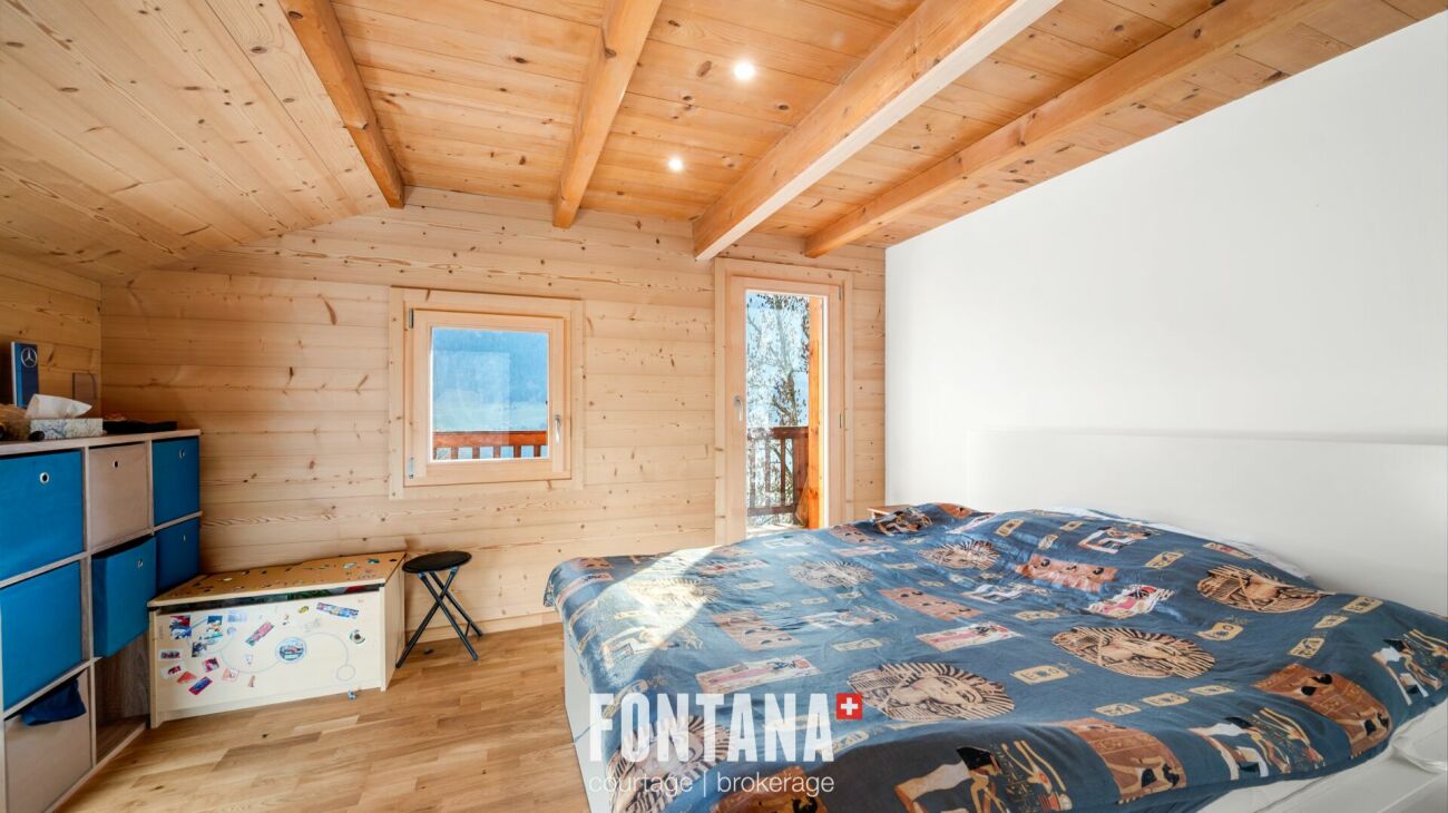 Gemütliches Holzschlafzimmer mit Balkonzugang