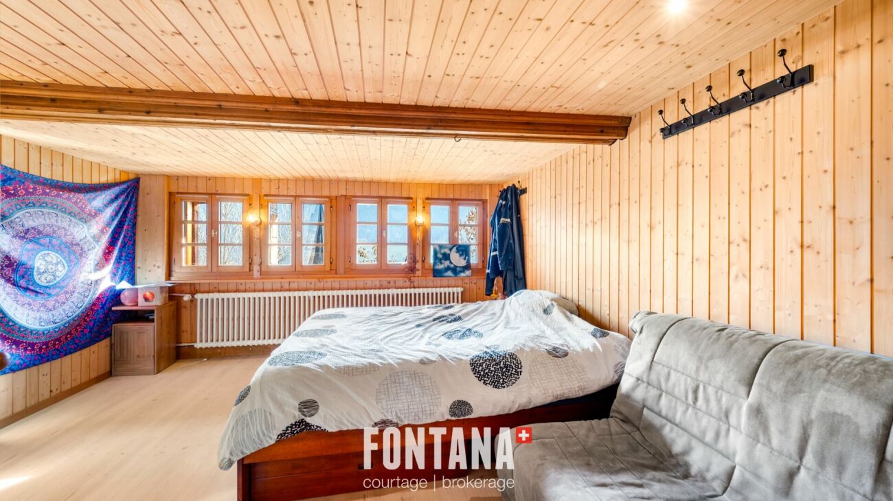 Gemütliches Holzschlafzimmer mit Blick auf die Berge