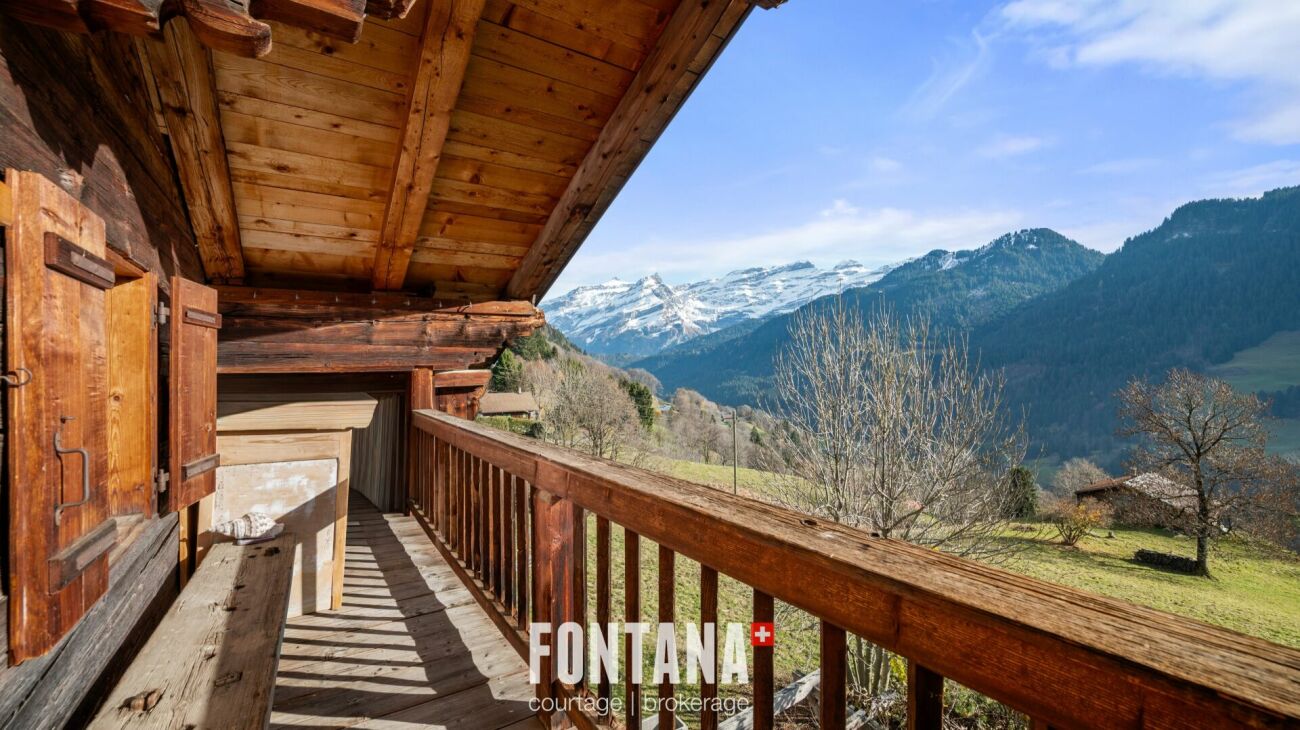 Holzbalkon mit Bergpanorama