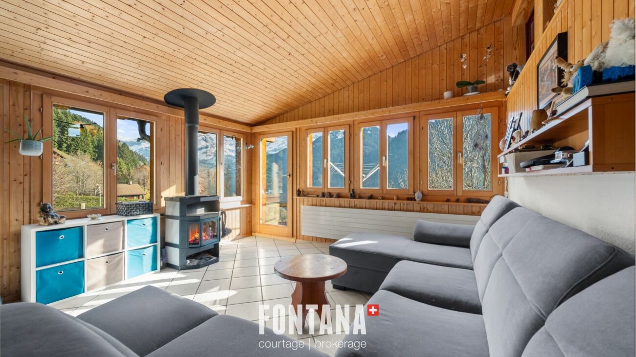 Gemütliches Holz-Wohnzimmer mit Bergblick