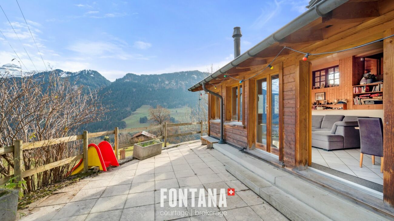 Alpenhaus mit Terrasse und Bergblick