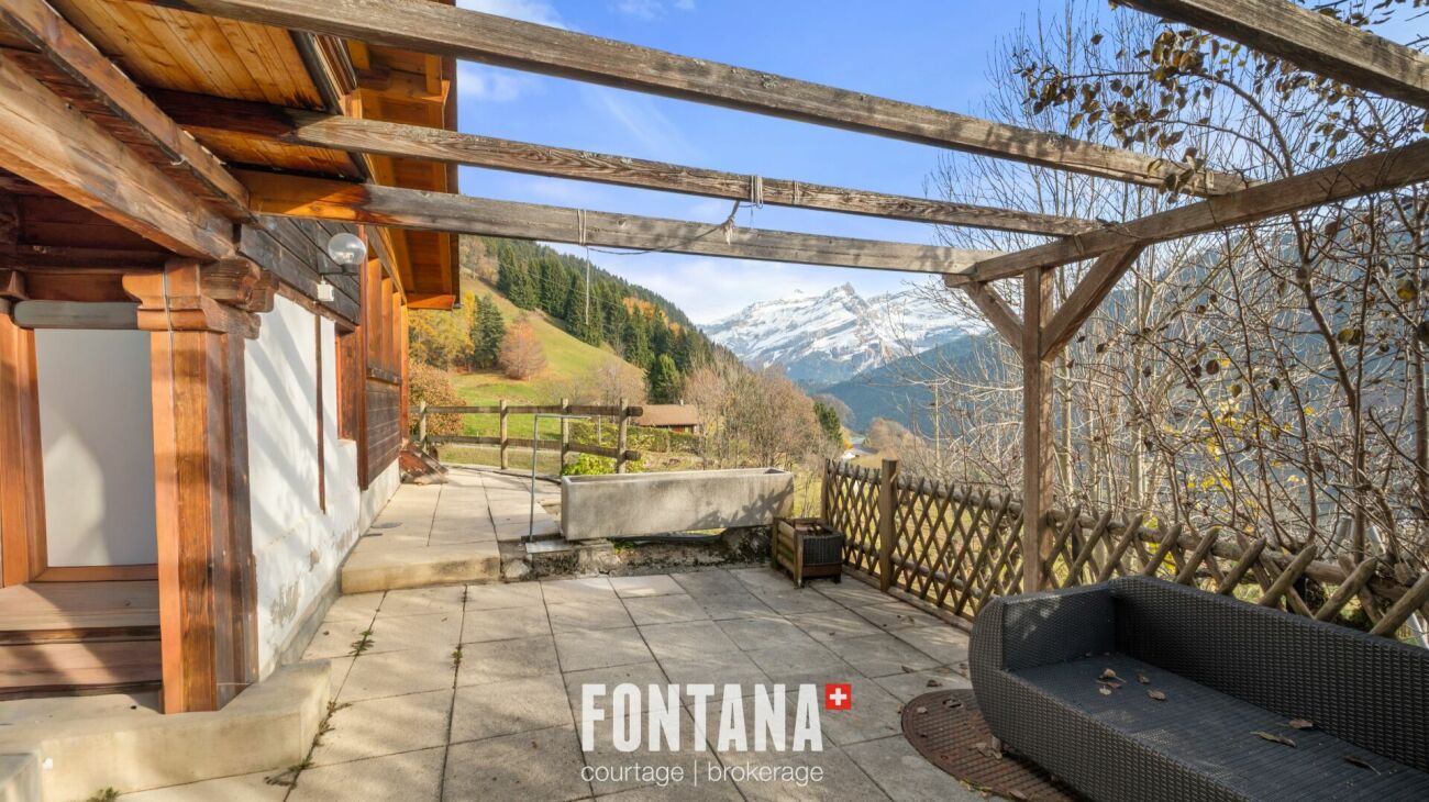 Berghaus-Terrasse mit Alpenblick