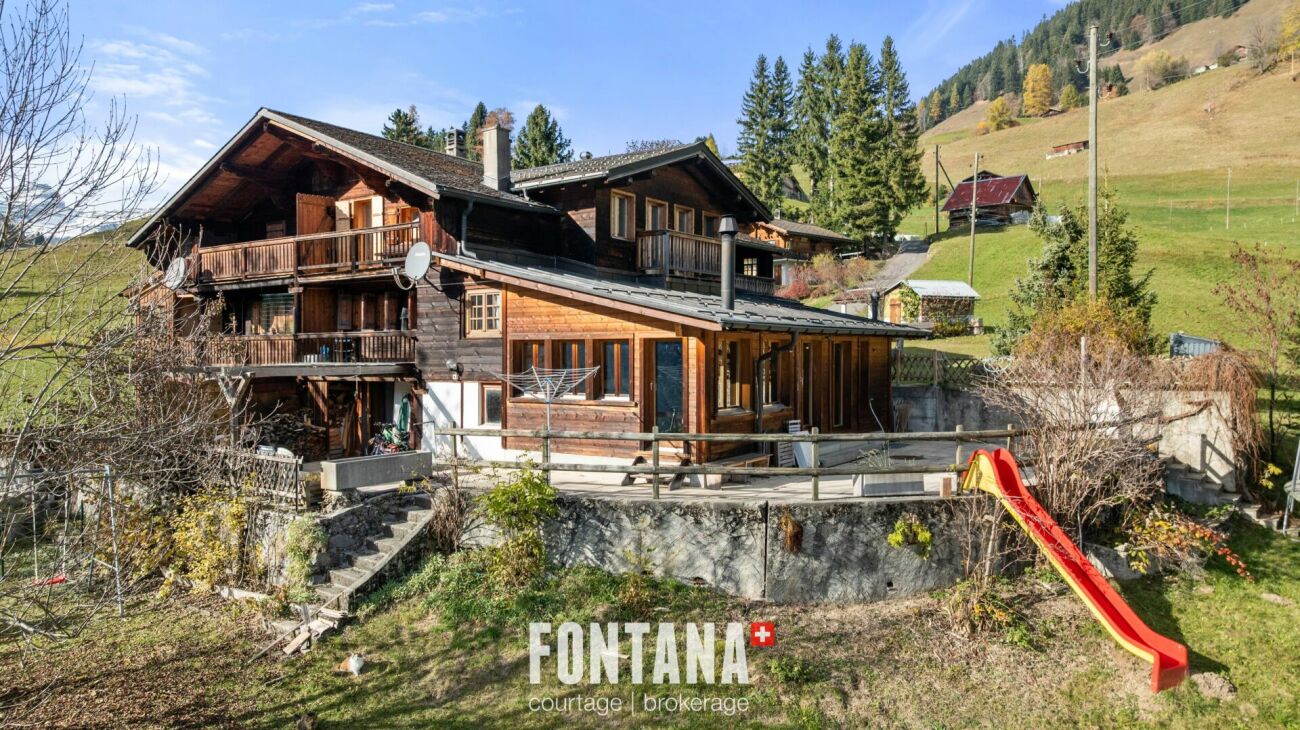 Alpenhaus mit Holzfassade und Garten
