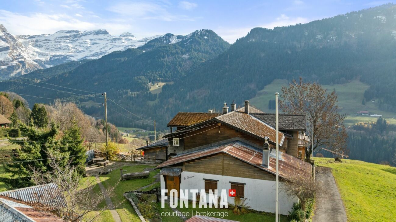 Alpine Berghäuser mit Panorama