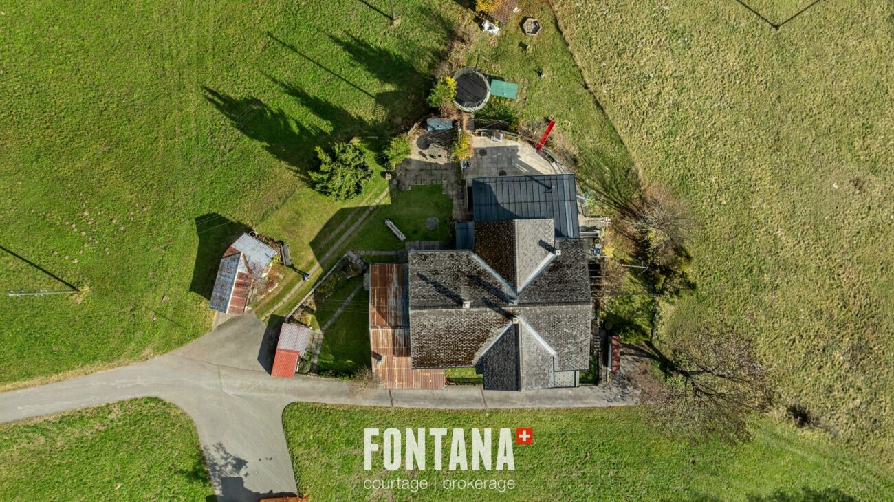 Luftaufnahme eines Bauernhofs mit Nebengebäuden