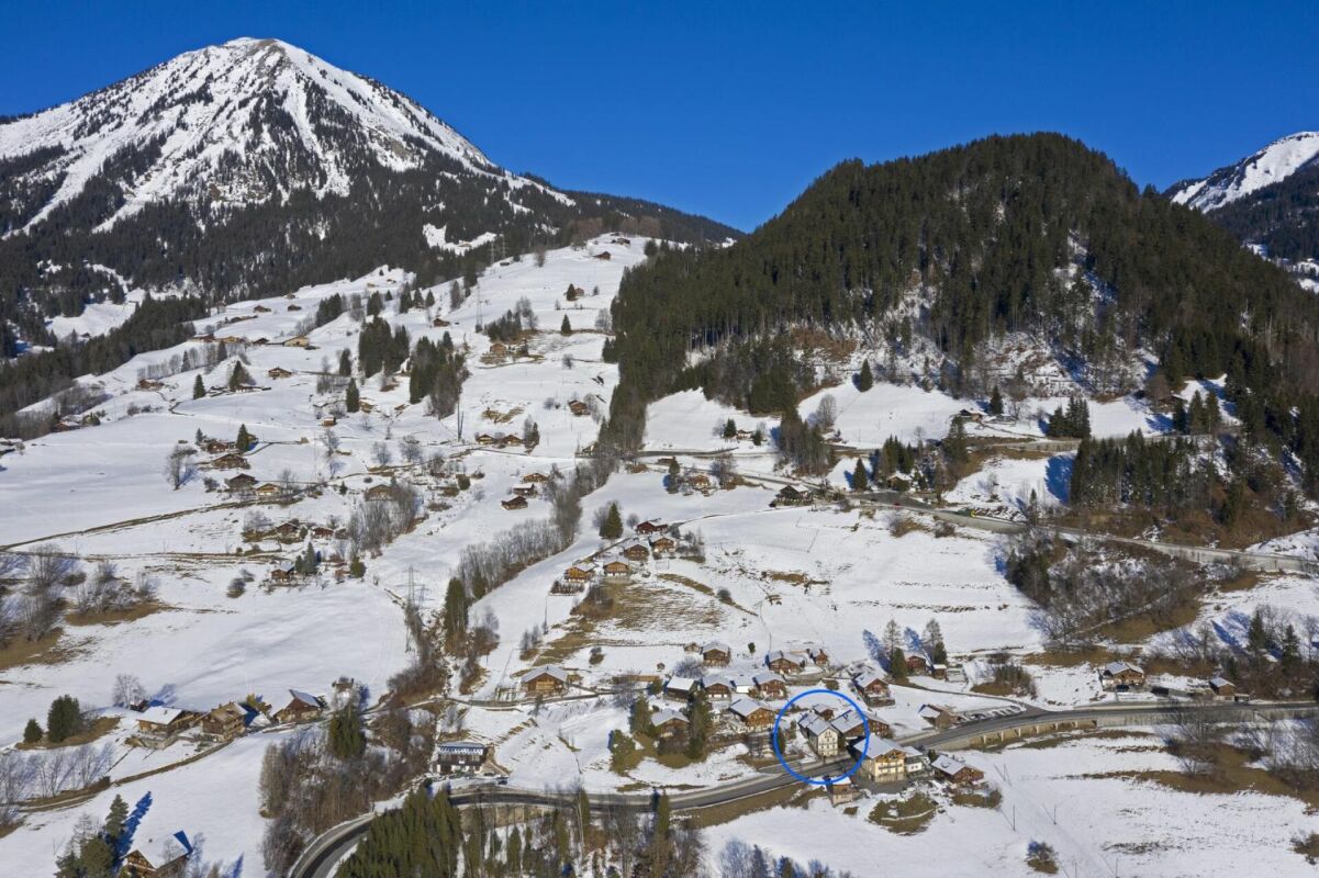Winterliches Alpenpanorama mit verstreuten Chalets