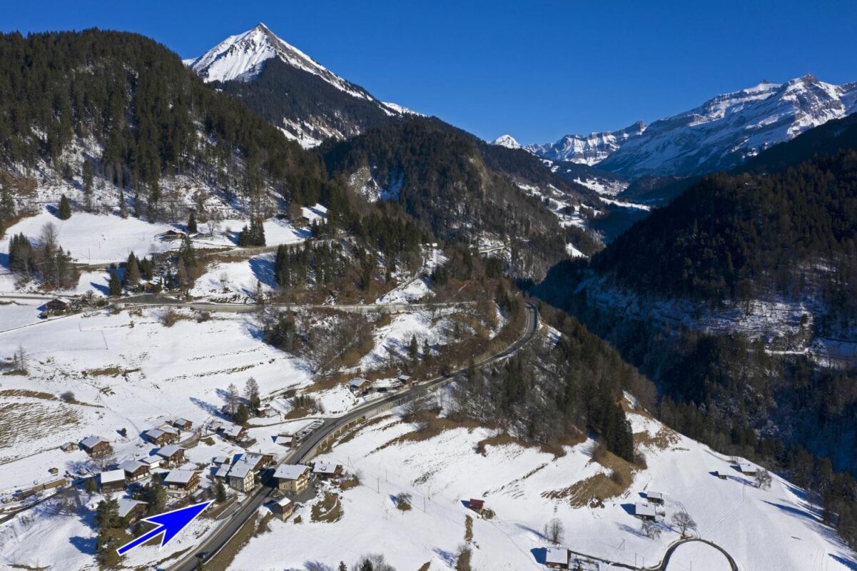 Luftaufnahme einer verschneiten alpinen Berglandschaft