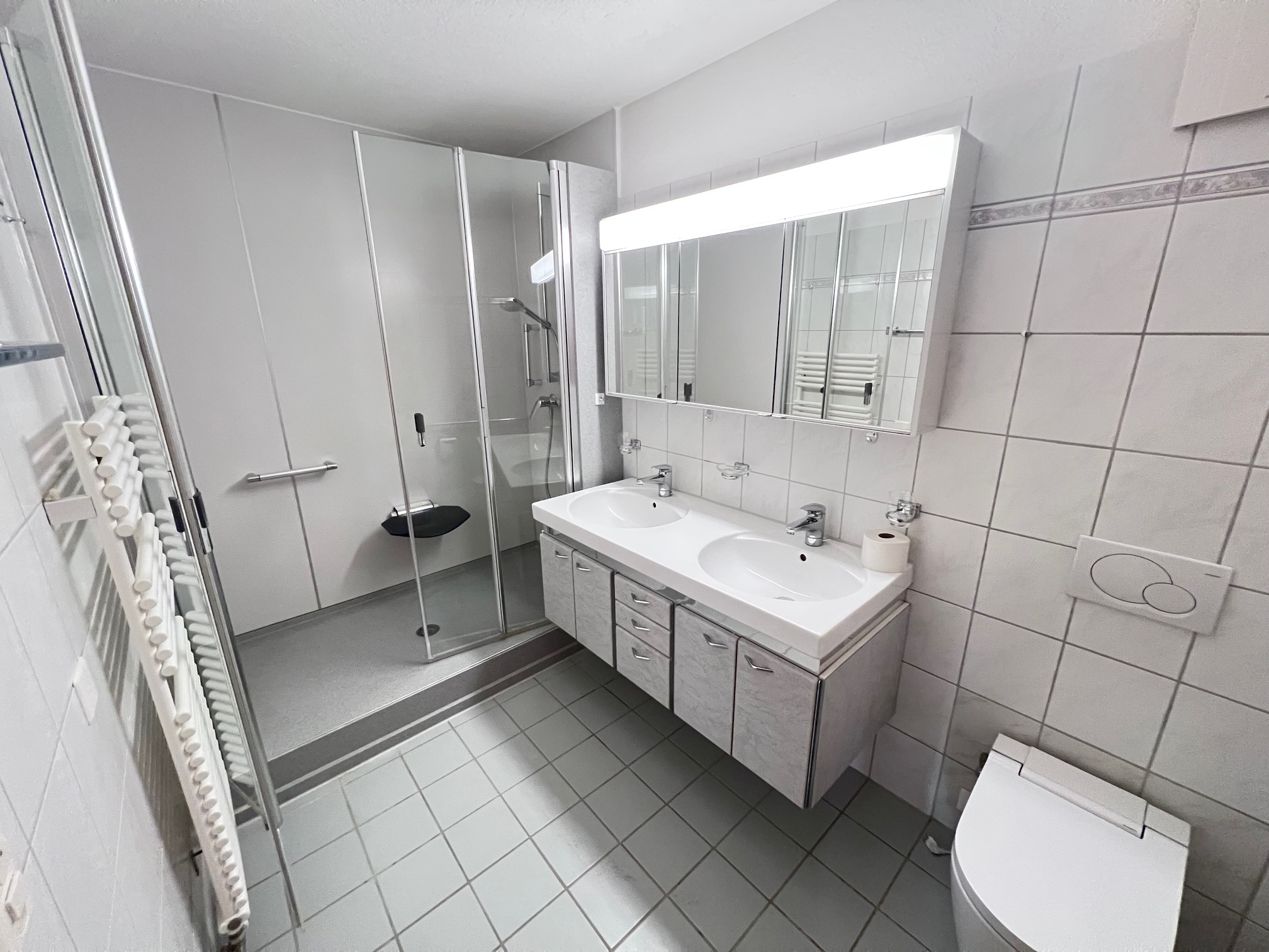 Modernes Badezimmer mit Doppelwaschtisch und Dusche