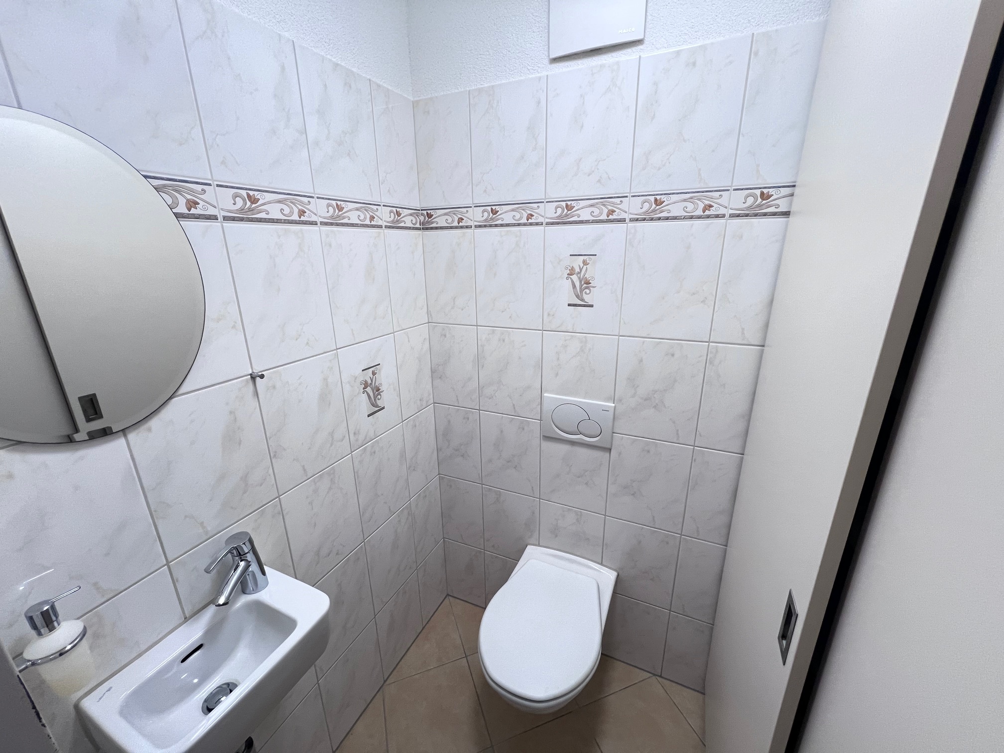 Kleines Gäste-WC mit Wand-WC