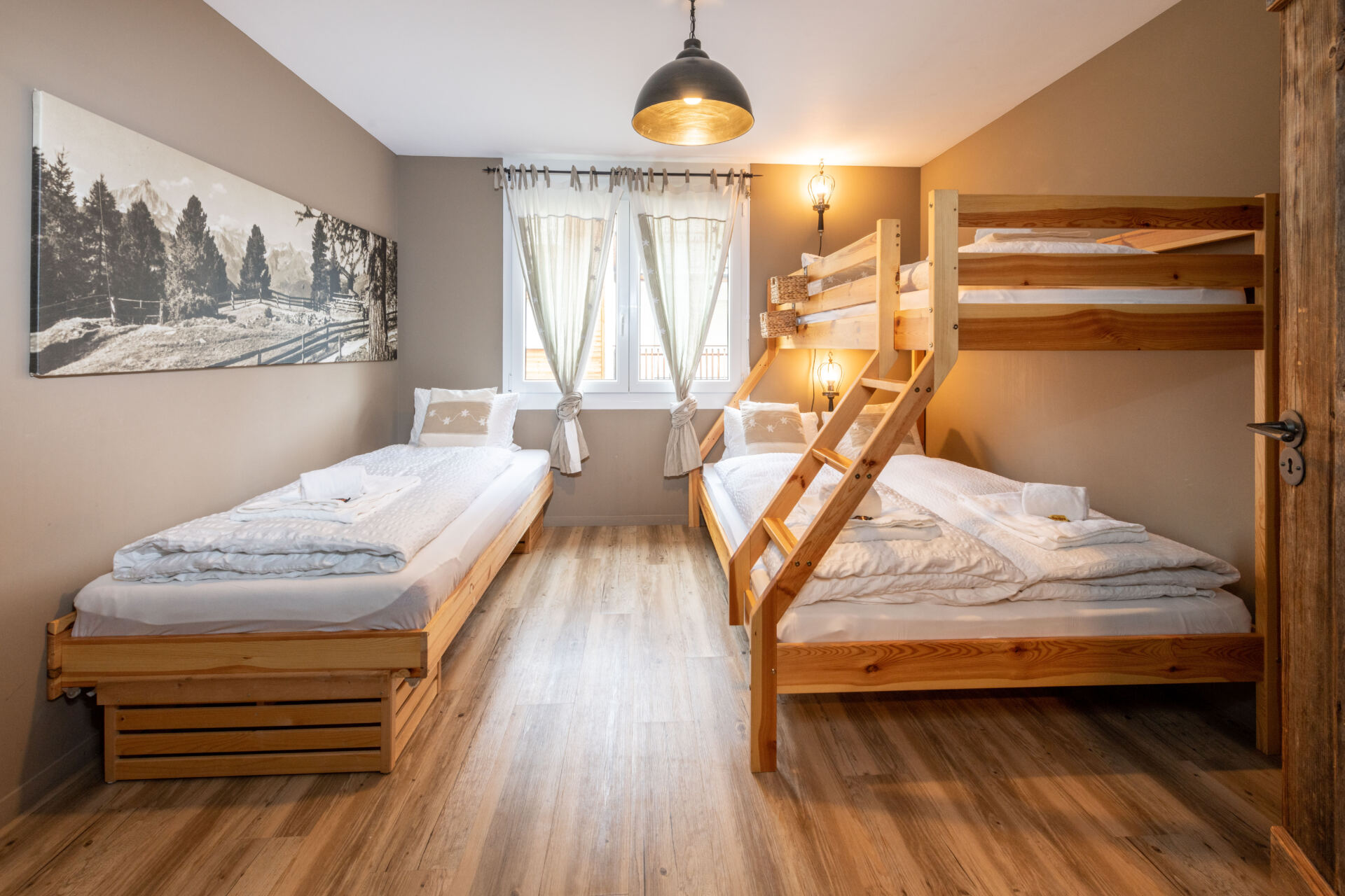 Gemütliches Mehrbettzimmer mit Holzbetten