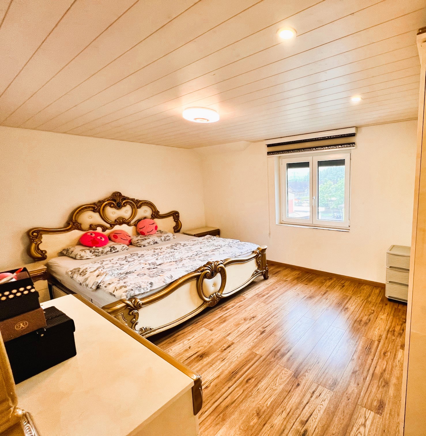 Schlafzimmer mit klassischem Bett