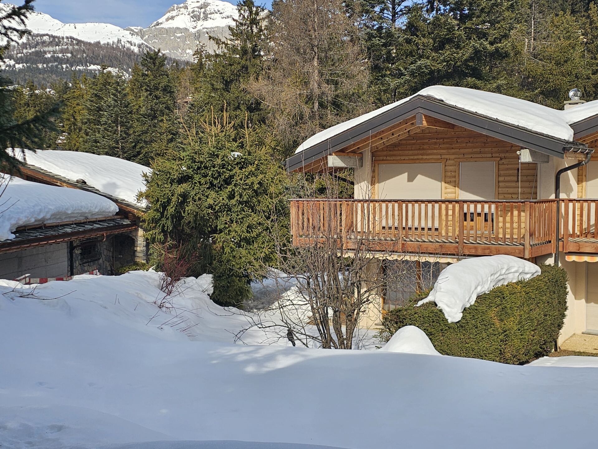 Schneebedecktes Chalet mit Bergblick