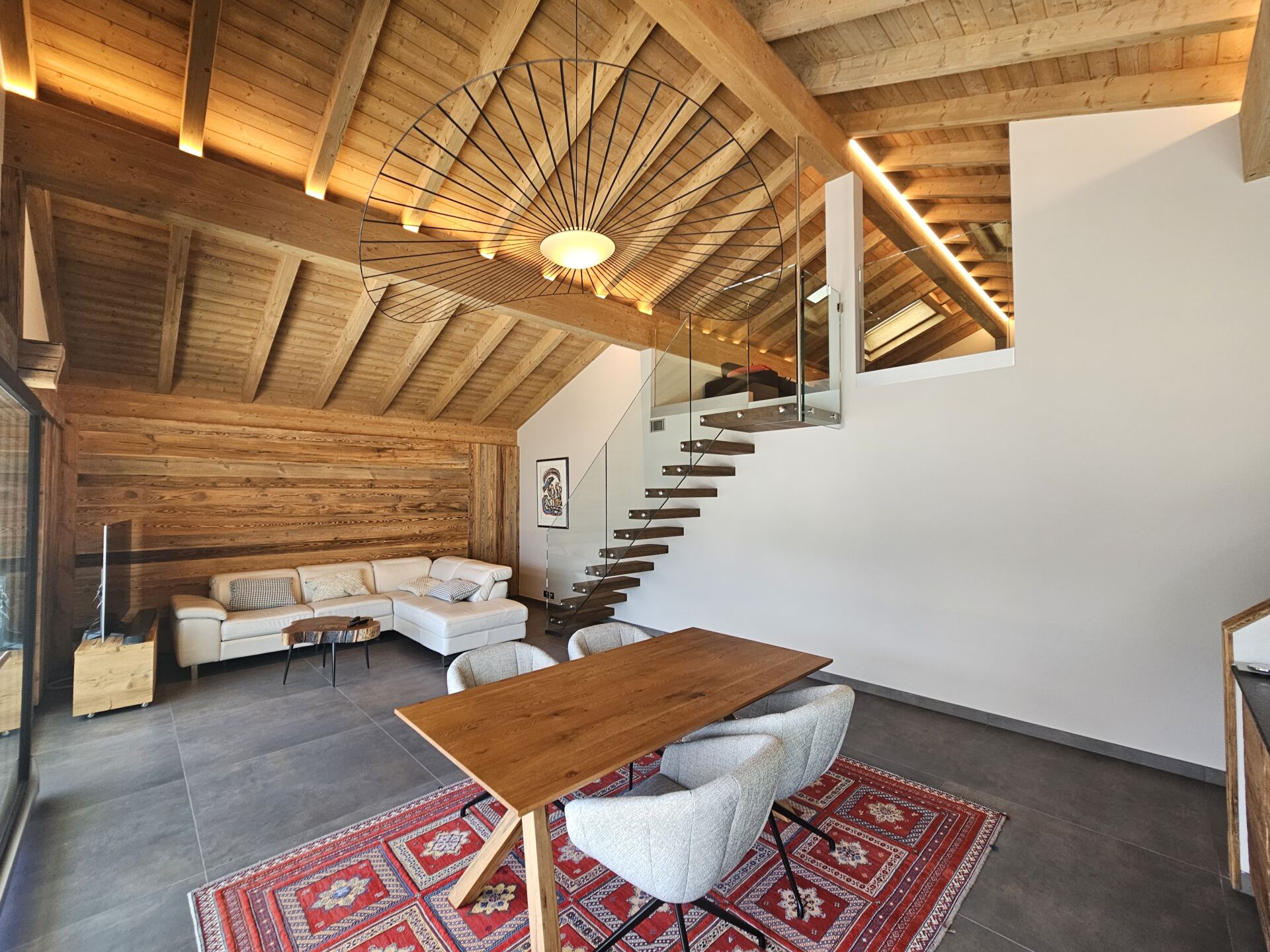 Großer Wohnraum mit Holzdecke und offener Galerie