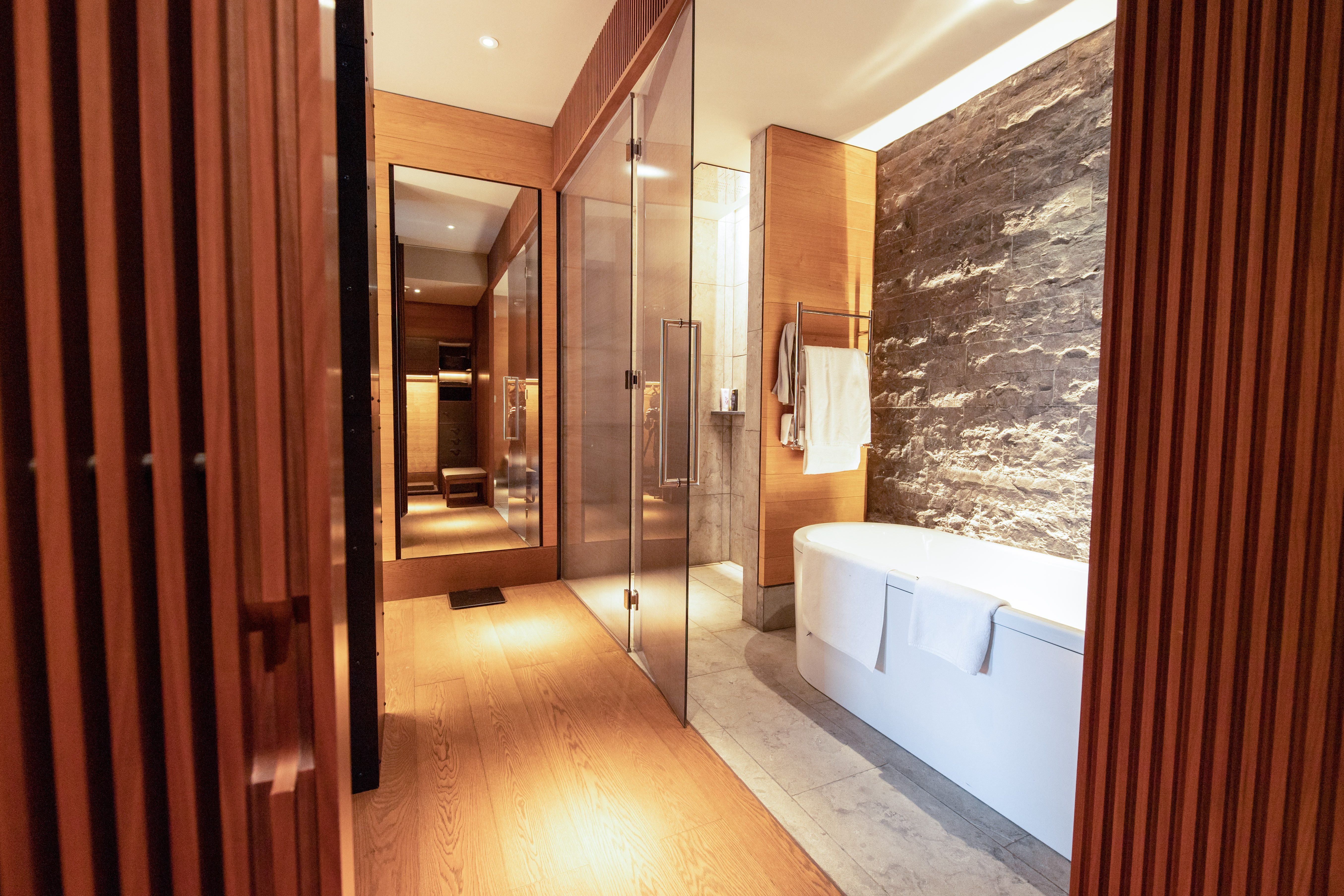 Luxuriöses Badezimmer mit Naturstein und Holz