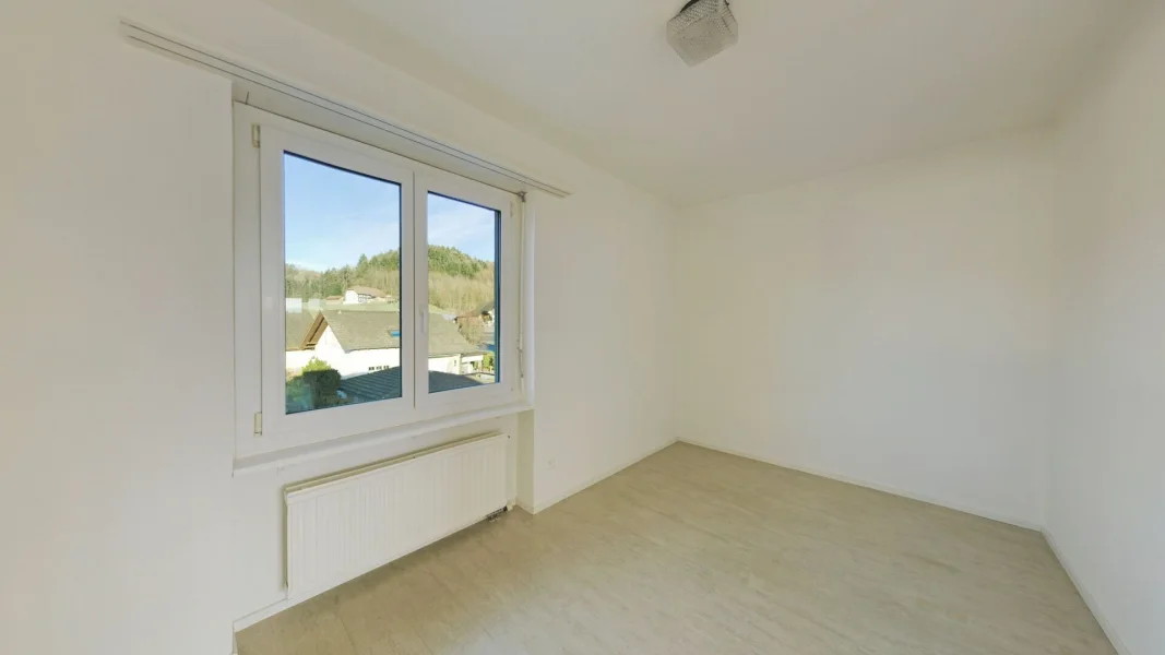 Leerer heller Raum mit Fenster