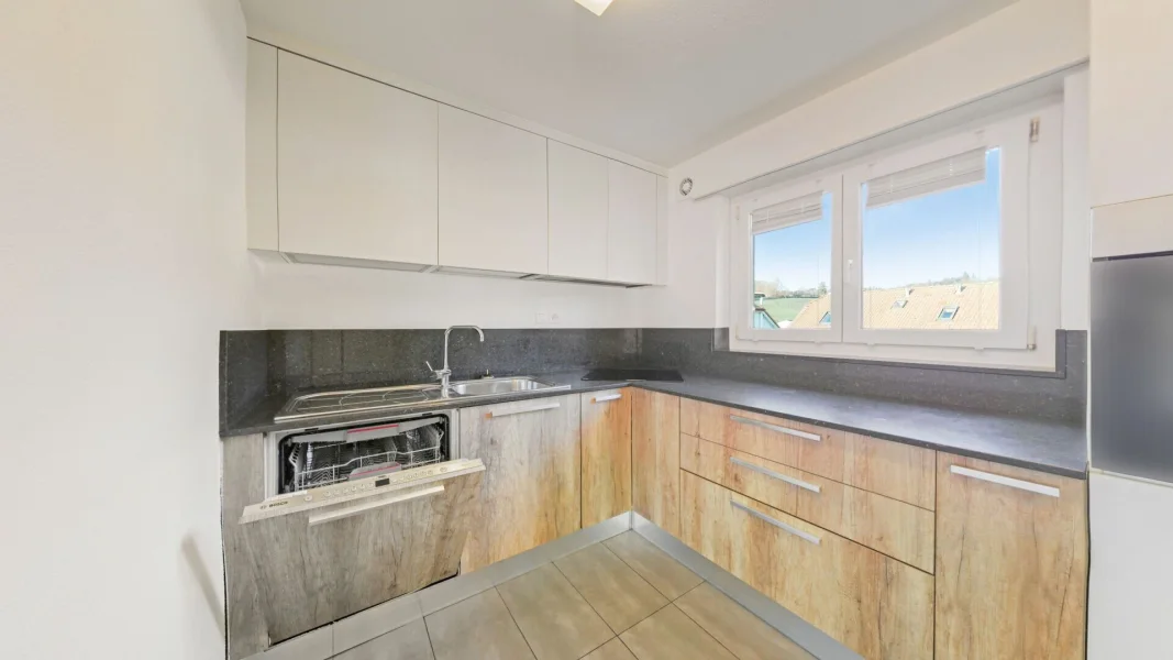 Helle moderne Küchenzeile mit Fensterblick