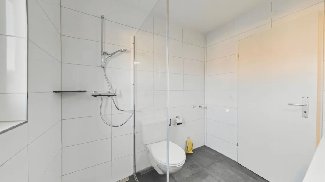 Modernes Badezimmer mit begehbarer Dusche