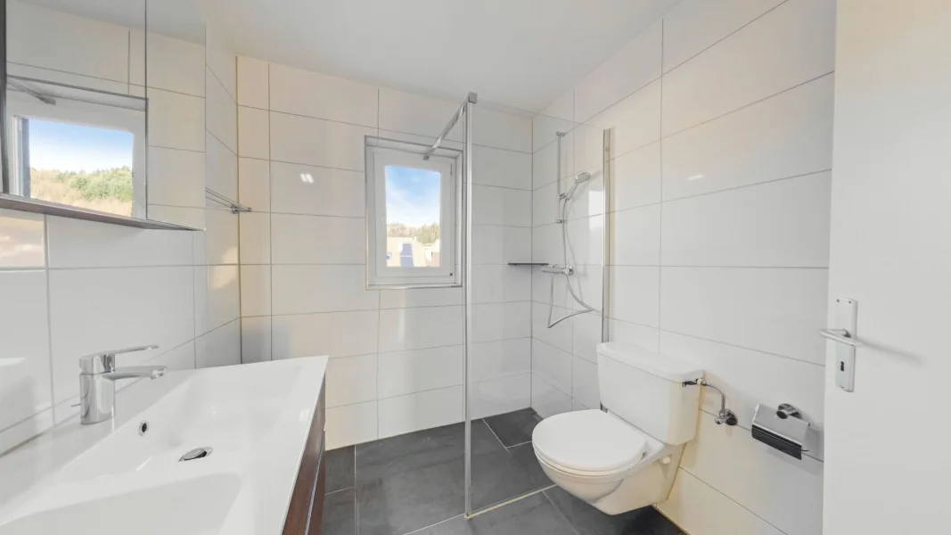 Modernes Badezimmer mit Dusche und Wand-WC