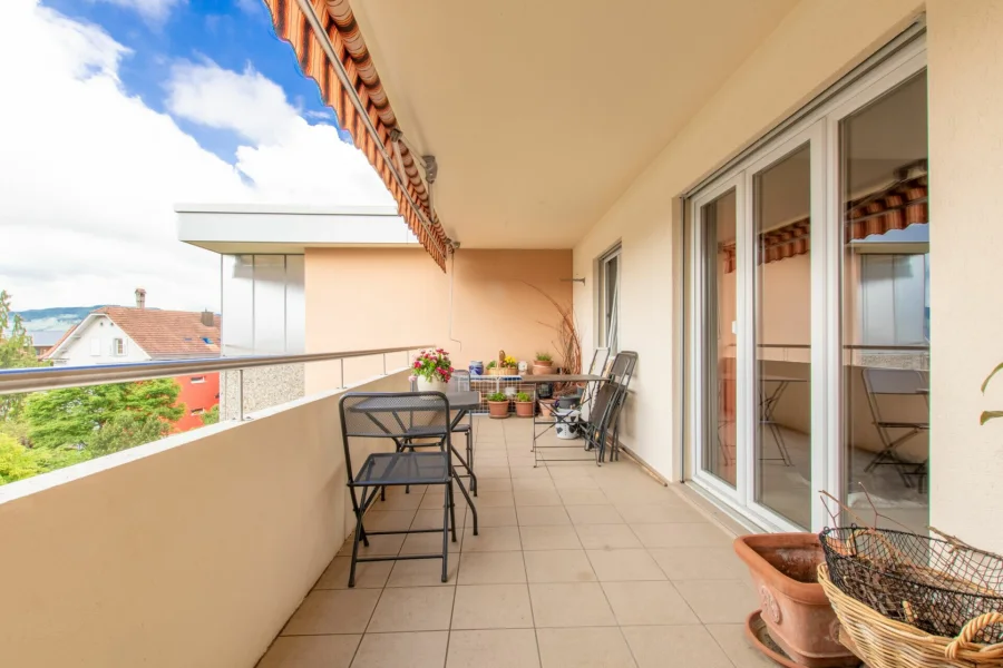 Überdachter Balkon mit Blick ins Grüne
